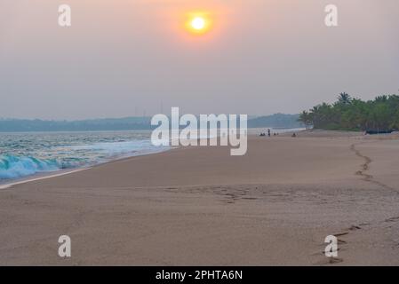 Sonnenuntergang über Marakolliya Beach in Sri Lanka. Stockfoto