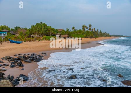 Sonnenuntergang über Marakolliya Beach in Sri Lanka. Stockfoto