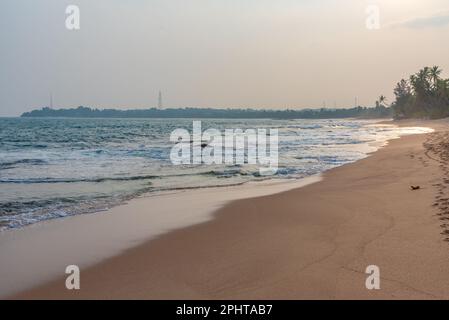 Sonnenuntergang über Marakolliya Beach in Sri Lanka. Stockfoto