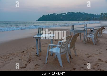 Blick auf den Sonnenuntergang in einem Strandrestaurant am Mirissa Beach, Sri Lanka. Stockfoto