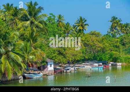 Fischerboote legen an der Koggala Lagune, Sri Lanka an. Stockfoto