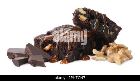 Köstliche Schokoladenbrownies mit Nüssen und Karamellsauce auf weißem Hintergrund Stockfoto