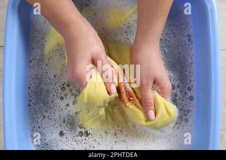 Frau wäscht Kleidung mit Flecken, Draufsicht Stockfoto