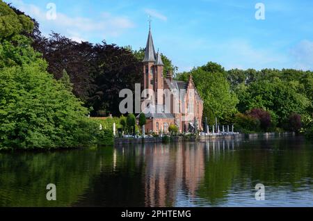 BRÜGGE, BELGIEN - 14. JUNI 2019: De la Faille Castle mit schönem Garten am Minnewater See Stockfoto