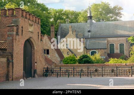 BRÜGGE, BELGIEN - 14. JUNI 2019: Wunderschöner Blick auf das Eingangstor und die zehn Wijngaerde-Gebäude von Princely Beguinage Stockfoto