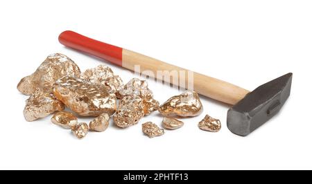 Ein Haufen Goldklumpen und Hammer auf weißem Hintergrund Stockfoto