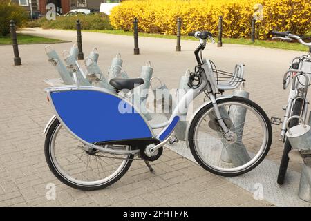 Parkregal mit Fahrrädern im Freien. Fahrradverleih Stockfoto