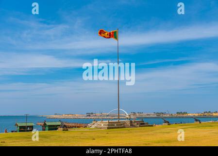 Fahnenmast mit Sri-lankischer Flagge, die über dem Galle Face Green Park in Colombo, Sri Lanka winkt. Stockfoto