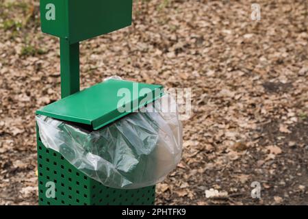 Mülleimer mit Plastiktüte in Parkposition. Platz für Text Stockfoto