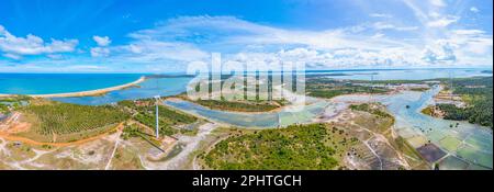 Luftaufnahme der von Windkraftturbinen überblickten landwirtschaftlichen Felder in Kalpitiya in Sri Lanka. Stockfoto