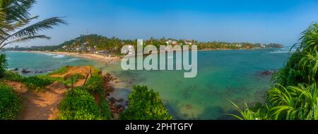 Mirissa Beach vom Papageienfelsen in Sri Lanka aus gesehen. Stockfoto