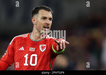 Cardiff, Großbritannien. 28. März 2023. Aaron Ramsey von Wales schaut zu. Wales gegen Lettland, UEFA Euro 2024 Qualifier International Group D im Cardiff City Stadium in Cardiff, Südwales, am Dienstag, den 28. März 2023. Nur redaktionelle Verwendung. Bild von Andrew Orchard/Andrew Orchard Sportfotografie/Alamy Live News Credit: Andrew Orchard Sportfotografie/Alamy Live News Stockfoto