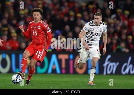 Cardiff, Großbritannien. 28. März 2023. Ethan Ampadu von Wales in Aktion. Wales gegen Lettland, UEFA Euro 2024 Qualifier International Group D im Cardiff City Stadium in Cardiff, Südwales, am Dienstag, den 28. März 2023. Nur redaktionelle Verwendung. Bild von Andrew Orchard/Andrew Orchard Sportfotografie/Alamy Live News Credit: Andrew Orchard Sportfotografie/Alamy Live News Stockfoto