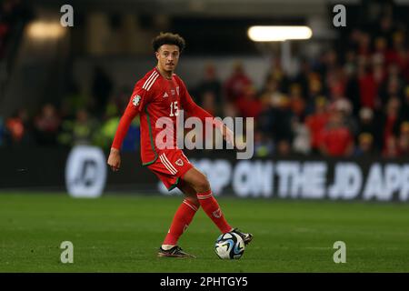 Cardiff, Großbritannien. 28. März 2023. Ethan Ampadu von Wales in Aktion. Wales gegen Lettland, UEFA Euro 2024 Qualifier International Group D im Cardiff City Stadium in Cardiff, Südwales, am Dienstag, den 28. März 2023. Nur redaktionelle Verwendung. Bild von Andrew Orchard/Andrew Orchard Sportfotografie/Alamy Live News Credit: Andrew Orchard Sportfotografie/Alamy Live News Stockfoto