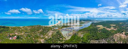 Luftaufnahme der von Windkraftturbinen überblickten landwirtschaftlichen Felder in Kalpitiya in Sri Lanka. Stockfoto