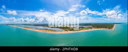 Luftaufnahme der von Windkraftturbinen überblickten landwirtschaftlichen Felder in Kalpitiya in Sri Lanka. Stockfoto