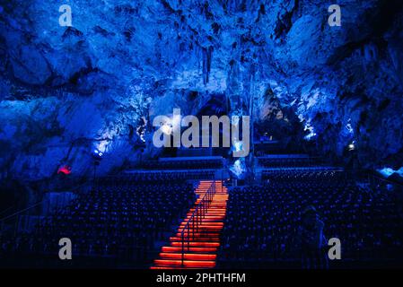 Gilbraltar, Spanien, Großbritannien - Mai 22 2019: Blaues Licht auf Stalaktiten und Stalagmiten Nerja Höhle mit Konzertsitzen in der Höhle. Stockfoto