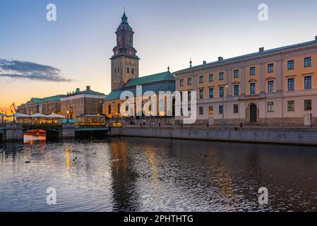 Blick auf den Sonnenuntergang über das Goteborger Stadtmuseum und die Christiner Kirche, Schweden. Stockfoto