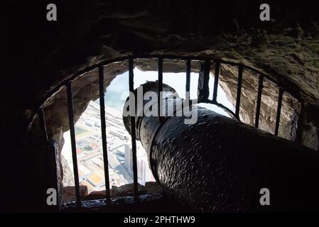 Gilbraltar, Spanien Großbritannien - Mai 22 2019: Blick auf die Stadt von der Spitze des Gibraltar Castle Canon in der Höhle Stockfoto