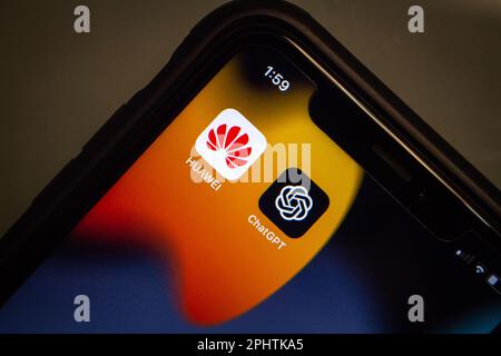 Vancouver, KANADA - März 29 2023 : Symbole von Huawei und ChatGPT in einem iPhone. Stockfoto