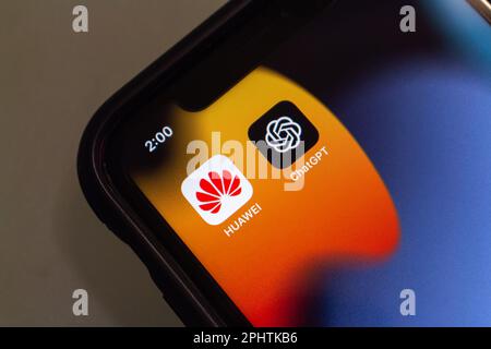 Vancouver, KANADA - März 29 2023 : Symbole von Huawei und ChatGPT in einem iPhone. Stockfoto