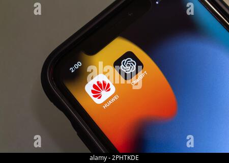 Vancouver, KANADA - März 29 2023 : Symbole von Huawei und ChatGPT in einem iPhone. Stockfoto