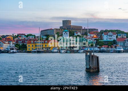 Festung Carlsten hinter dem Jachthafen in der schwedischen Stadt Marstrand. Stockfoto