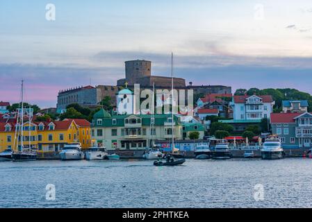 Festung Carlsten hinter dem Jachthafen in der schwedischen Stadt Marstrand. Stockfoto