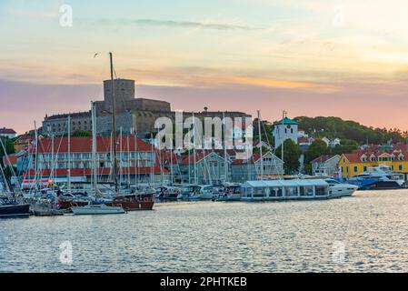 Festung Carlsten hinter dem Jachthafen in der schwedischen Stadt Marstrand. Stockfoto