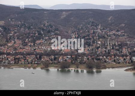 Visegrad - Nagymaros: Donauufer und Hügel, Ungarn Stockfoto