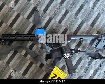 Nashville, Tennessee, USA. 29. März 2023. Dieses unbedeckte Bild der Polizei von Metro Nashville zeigt eines der Gewehre, die vom Schützen der Nashville-Schule benutzt wurden. Die Polizei veröffentlichte Fotos der personalisierten Waffen des Schützen der Nashville-Schule. Die Waffen sind mit Aufklebern verziert. (Kreditbild: © Metro Nashville Police Department via ZUMA Press Wire) NUR REDAKTIONELLE VERWENDUNG! Nicht für den kommerziellen GEBRAUCH! Stockfoto