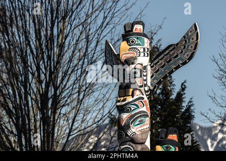 Totempfähle mit Geschichten aus Kanadas erster Nation sind am Brockton Point im Stanely Park in Vancouver, Kanada, ausgestellt. Stockfoto