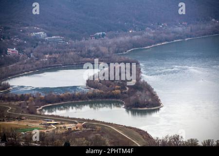 Visegrad: Donauufer und Panoramablick auf die Stadt. Ungarn Stockfoto