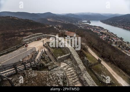 Visegrad: Panoramablick auf die Stadt und die Donau vom oberen Schlosshügel und der Zitadelle. Ungarn Stockfoto