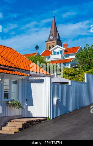 Blick auf eine historische Straße in Fjällbacka, Schweden. Stockfoto