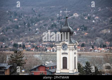 Visegrad: Donau und Skyline mit Johannes dem Täufer. Ungarn Stockfoto