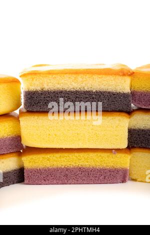 Aus dem Blickwinkel genießen Sie Käse und Süßkartoffeln mit Kürbisgeschmack und Hirse, gemischte Schwammkuchen mit schwarzem Reisgeschmack, kurz auf Weiß Stockfoto