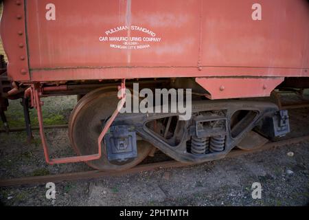 Haddam, Connecticut, USA - roter Eisenbahnwaggon mit Rad. Nebenbei gesagt: PULLMAN STANDARD-AUTOMOBILHERSTELLER, BAUMEISTER, MICHIGAN Stockfoto