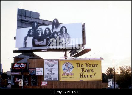 Tribute Plakat über dem Plattenladen Licorice Pizza auf dem Sunset Blvd. Für die Band Lynyrd Skynyrd, deren Mitglieder 1977 bei einem Flugzeugabsturz waren. Stockfoto