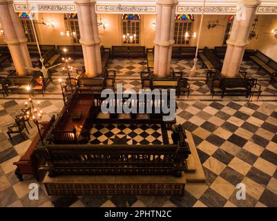 Das Innere einer Synagoge mit Bimah in der Mitte. Die Synagoge ist ein jüdisches Gotteshaus zum Zweck des jüdischen Gebets, Studiums, Versammlungen und Lesen von T. Stockfoto