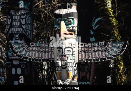 Totempfähle mit Geschichten aus Kanadas erster Nation sind am Brockton Point im Stanely Park in Vancouver, Kanada, ausgestellt. Stockfoto