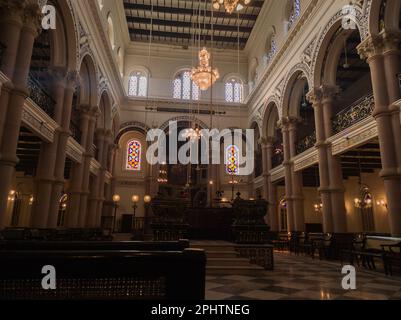 Das Innere einer Synagoge mit Bimah in der Mitte. Die Synagoge ist ein jüdisches Gotteshaus zum Zweck des jüdischen Gebets, Studiums, Versammlungen und Lesen von T. Stockfoto