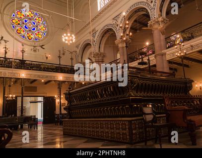 Das Innere einer Synagoge mit Bimah in der Mitte. Die Synagoge ist ein jüdisches Gotteshaus zum Zweck des jüdischen Gebets, Studiums, Versammlungen und Lesen von T. Stockfoto