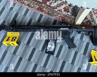 Nashville, Tennessee, USA. 29. März 2023. Dieses unbedeckte Bild der Polizei von Metro Nashville zeigt eines der Gewehre, die vom Schützen der Nashville-Schule benutzt wurden. Die Polizei veröffentlichte Fotos der personalisierten Waffen des Schützen der Nashville-Schule. Die Waffen sind mit Aufklebern verziert. Auf dieser Waffe steht der Name "Aiden". (Kreditbild: © Metro Nashville Police Department via ZUMA Press Wire) NUR REDAKTIONELLE VERWENDUNG! Nicht für den kommerziellen GEBRAUCH! Stockfoto