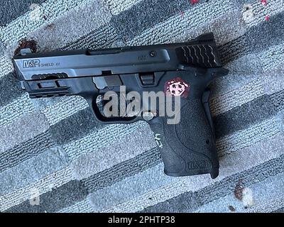 Nashville, Tennessee, USA. 29. März 2023. Dieses unbedeckte Bild der Polizei von Metro Nashville zeigt die Handfeuerwaffe, die der Schütze der Nashville-Schule benutzt hat. Die Polizei veröffentlichte Fotos der personalisierten Waffen des Schützen der Nashville-Schule. Die Waffen sind mit Aufklebern verziert. (Kreditbild: © Metro Nashville Police Department via ZUMA Press Wire) NUR REDAKTIONELLE VERWENDUNG! Nicht für den kommerziellen GEBRAUCH! Stockfoto