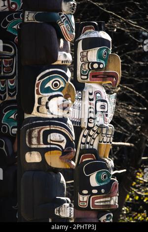 Totempfähle mit Geschichten aus Kanadas erster Nation sind am Brockton Point im Stanely Park in Vancouver, Kanada, ausgestellt. Stockfoto