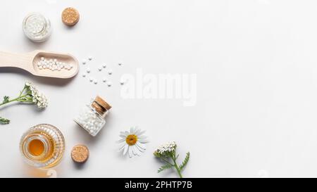 Homöopathische Arzneimittel und Heilpflanzen auf hellem Hintergrund, Kopierraum, Flatlay. Stockfoto