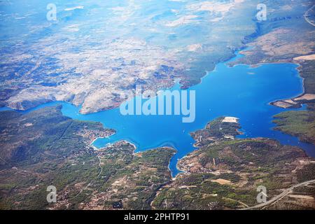 Flug über die Wasserbucht und die Berge. Kroatien Im Kreis Sibenik-Knin Stockfoto