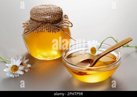 Kamillensaft in einer kleinen Schüssel und einem Becher auf dem Küchentisch. Stockfoto