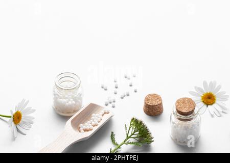 Homöopathische Arzneimittel und Heilpflanzen auf hellem Hintergrund, Kopierraum. Stockfoto